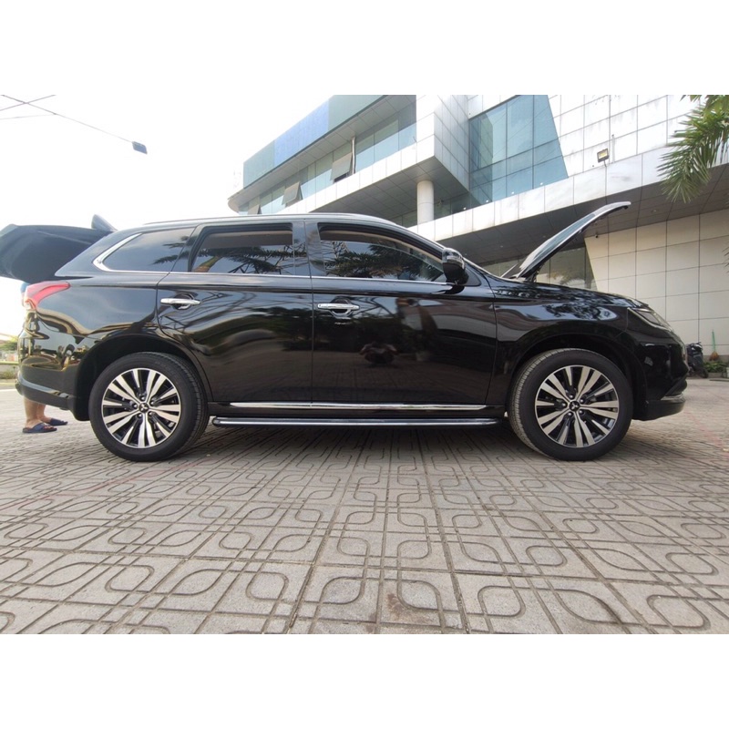 Bậc lên xuống, bệ bước chân cho Mitsubishi Outlander 2016 +