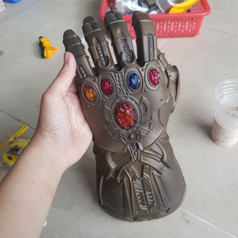 Găng tay nhân vật Thanos tỉ lệ 1:1 có đèn