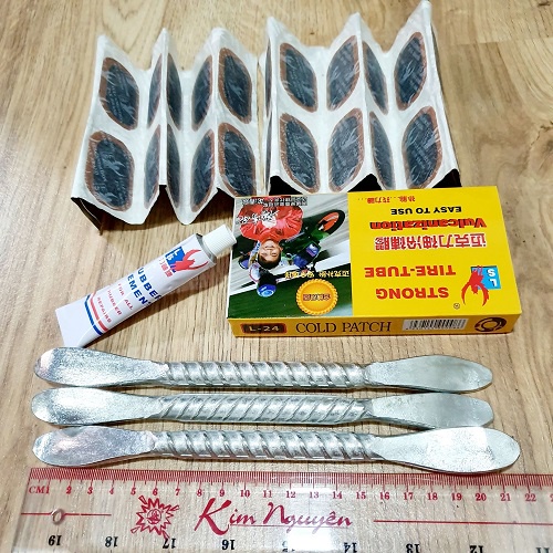 Bộ Dụng Cụ Vá Ruột Xe Máy Gồm 1 Hộp 24 Miếng Keo Dán Cao Su + 1 Chai Keo Dán Cao Su + 1 Miếng Giấy Nhám Tròn