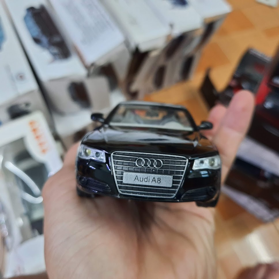 Mô hình xe ô tô Audi A8 tỉ lệ 1:32 bằng kim loại - Xe có đèn và âm thanh mở cửa xe, nắp máy và cốp xe