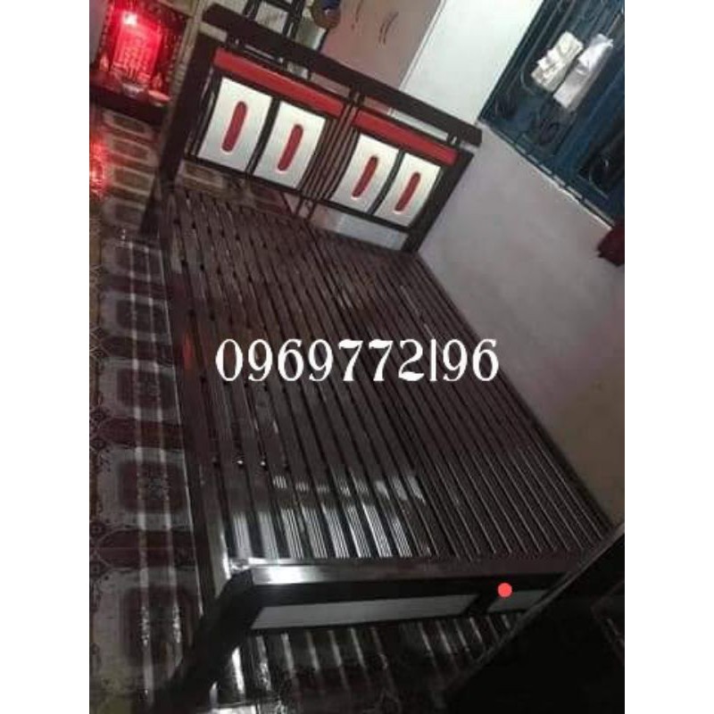 Giường sắt khung hộp giả gỗ sọc đỏ