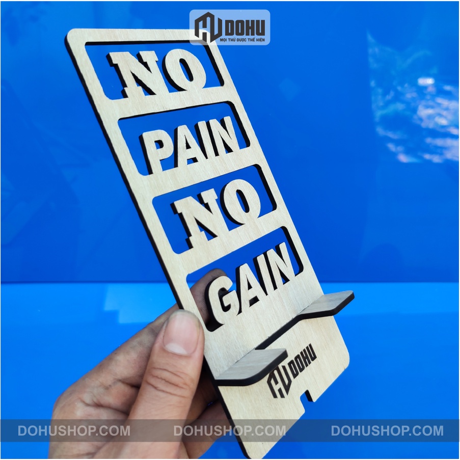 [No Pain No Gain] Giá đỡ điện thoại bằng gỗ kết hợp tranh slogan để bàn - Độc Lạ