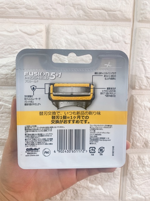 Hộp 8 lưỡi dao cạo râu Gillette Fusion Proshield 5+1 Nhật Bản ( mẫu mới nhất )