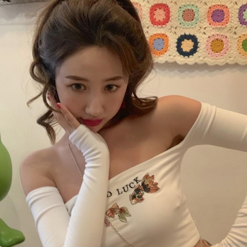 Áo lửng tay dài trễ vai họa tiết thêu gợi cảm | BigBuy360 - bigbuy360.vn