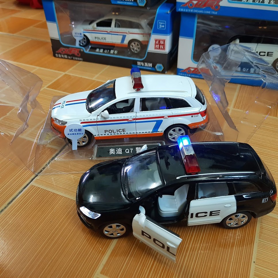 Xe ô tô cảnh sát có đèn và âm thanh to mô hình ô tô Audi Q7 tỉ lệ 1:32 mở được các cửa - xe đồ chơi trẻ em