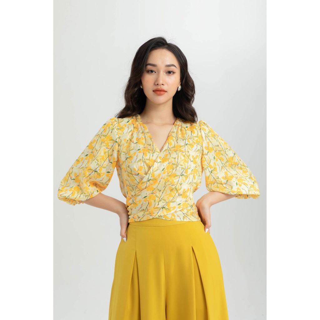 [NHẬP WABRTL5 GIẢM 10% TỐI ĐA 50K ĐH 250K ]Áo croptop họa tiết cổ V nữ IVY moda MS 17M6332