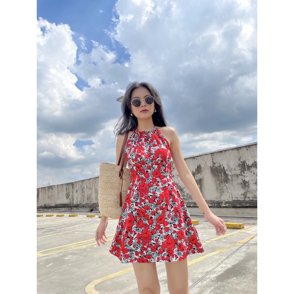 Đầm cổ yếm hở lưng