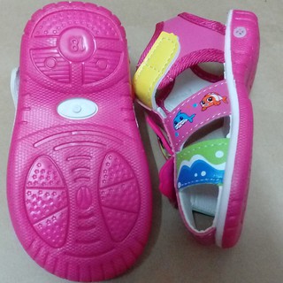 sandal tập đi gắn còi chit chít cho bé