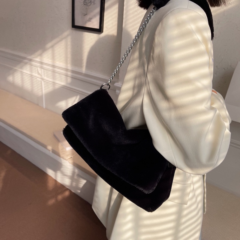 Túi xách messenger IELGY nhồi bông đeo dưới cánh tay phối dây xích hợp thời trang