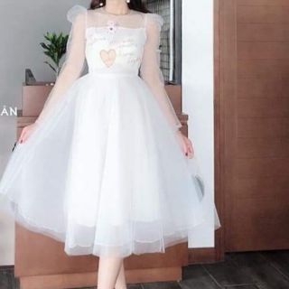 Đầm công chúa , xòe 2 lớp , tay dài   , vai hơi phồng , màu trắng tinh khiết ,  sang trọng ..