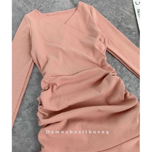 Váy body nhún đuôi cá tay dài cổ đắp với thiết kế dáng ôm màu hồng ruốc và đen- Đầm Nữ Hoài Thương | BigBuy360 - bigbuy360.vn