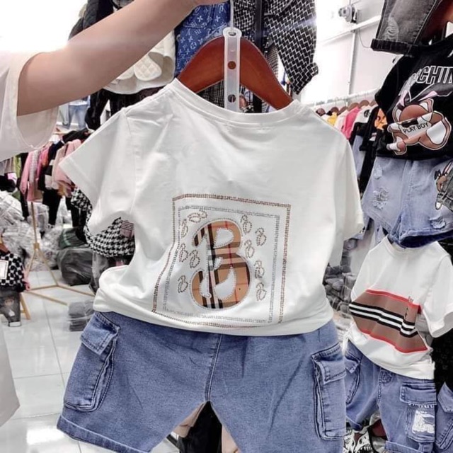 SET 2 MÓN CHO BÉ TRAI ÁO THUN CHỮ BÊ ĐI KÈM QUẦN JEAN TÚI HỘP với HAI MÀU TRẮNG VÀ ĐEN