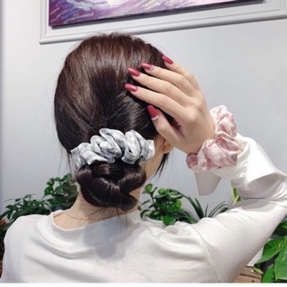 Cột tóc Scrunchies kẻ