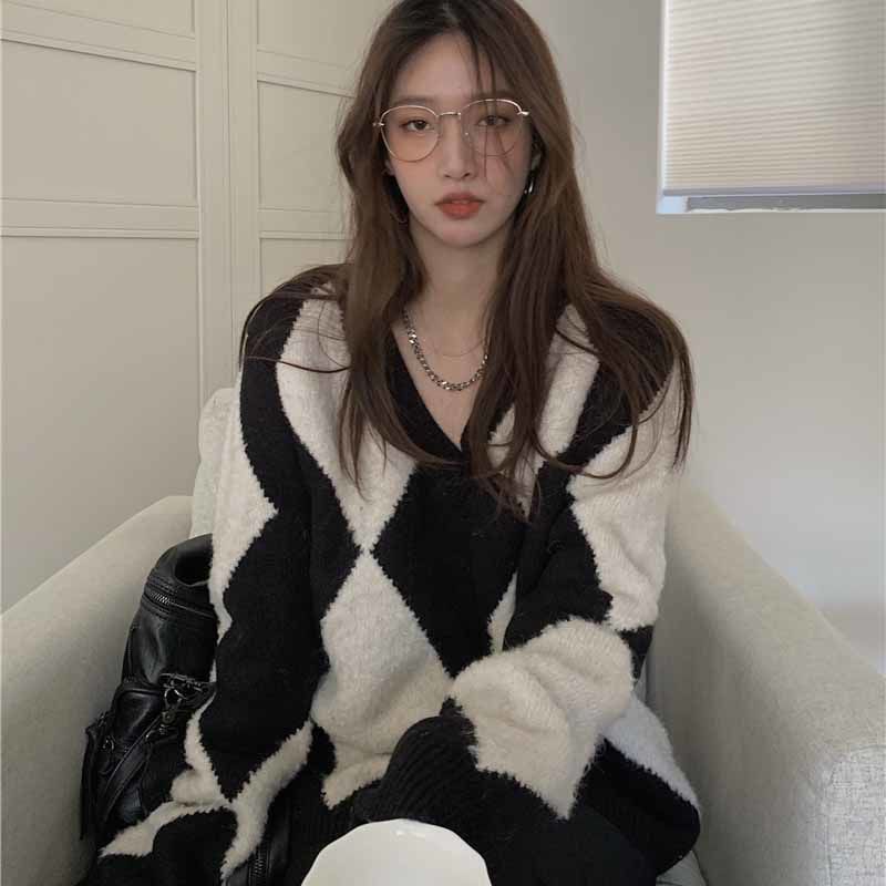 Áo sweater màu trắng đen phong cách retro Hong Kong thời trang cho nữ 2021