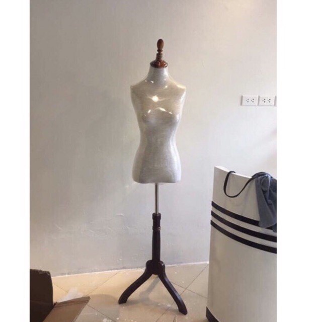 manocanh gỗ nữ-thân canh cao cấp được làm từ nhựa kết hợp thạch cao bọc ở ngoài 1 lớp vải mềm mịn