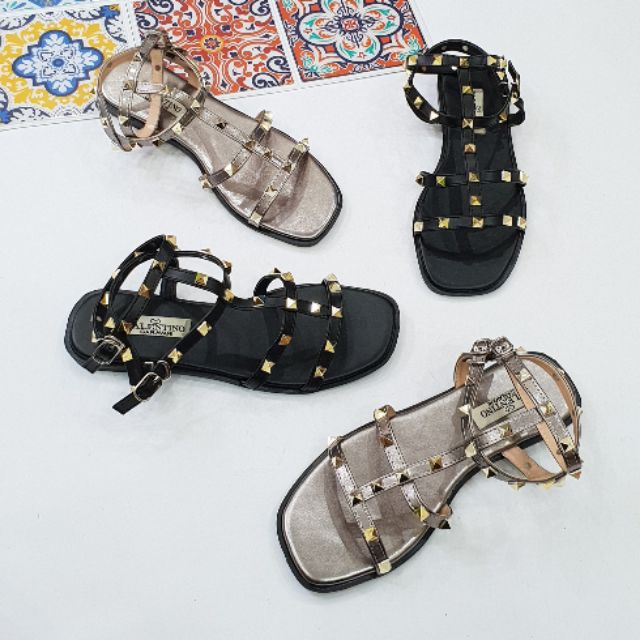 Sandal nút đinh dáng bệt