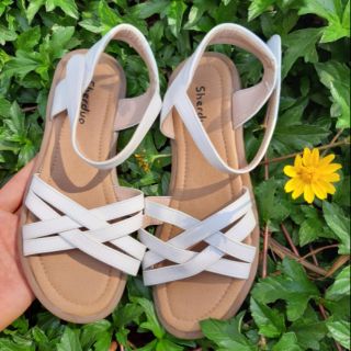 Combo giày của khách phương