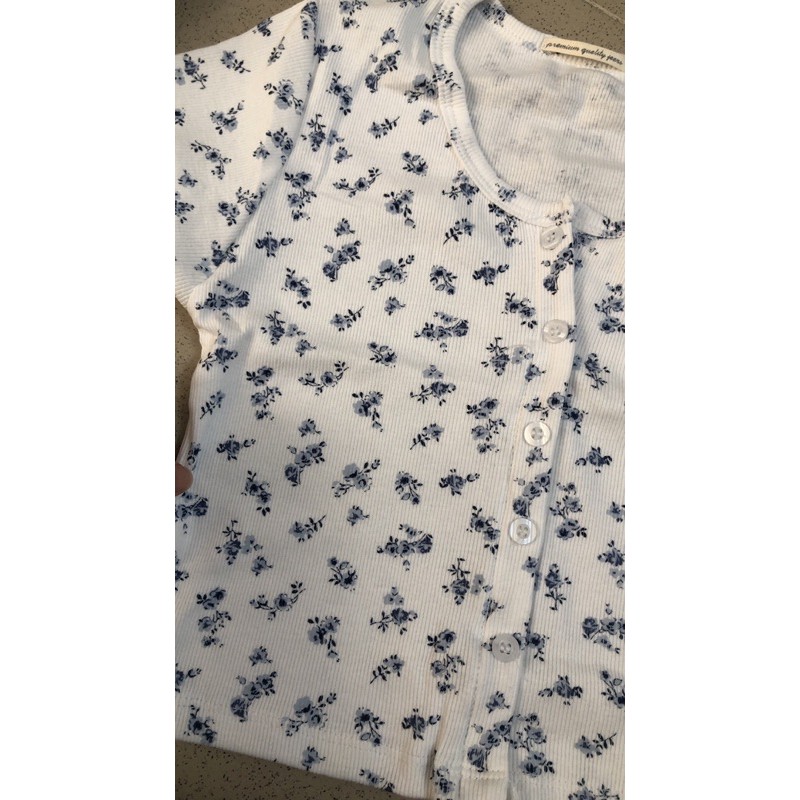 Áo croptop bông hoa nhí trắng, đính nút vẹt ngang🌼🌼mặc fom suông và ôm đều đẹp | BigBuy360 - bigbuy360.vn