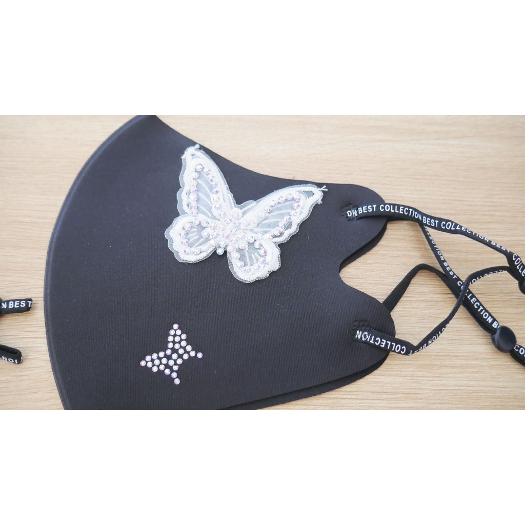 Khẩu trang xu cấp độ 5 hình bướm quai thêu chữ đẹp lạ