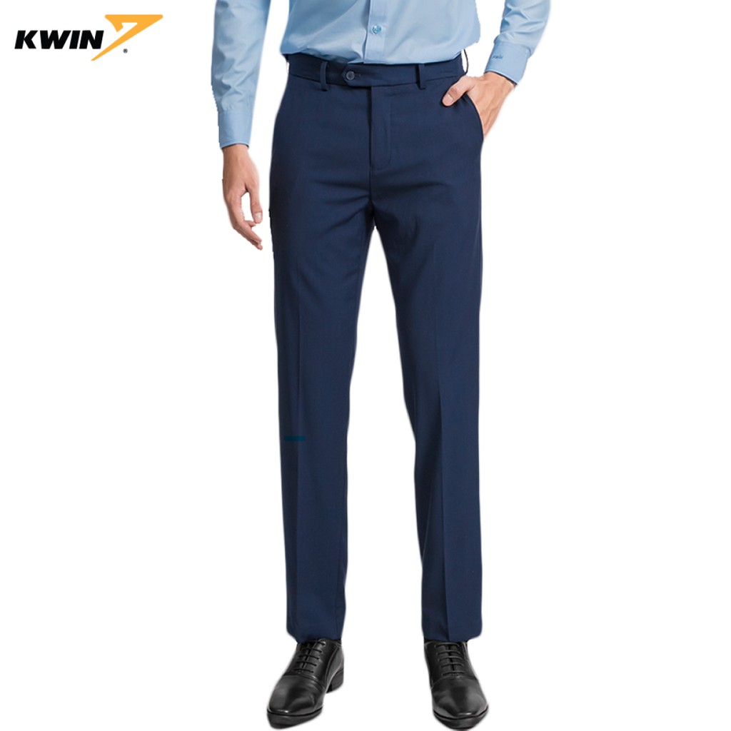 Quần âu nam Kwin KTR00609 phom dáng regular fit suông nhẹ, đương may tỉ mỉ và nếp ly chỉn chu.