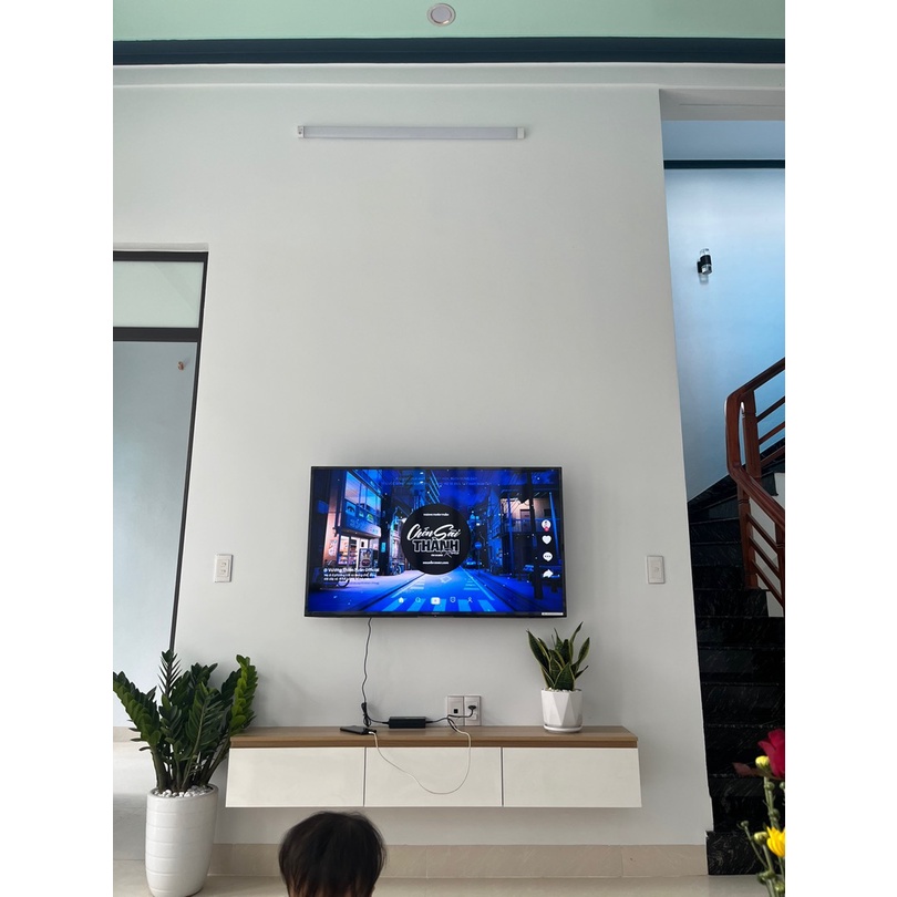 Kệ tivi trang trí treo tường 3 cánh lật màu vân sồi thương hiệu TADA.