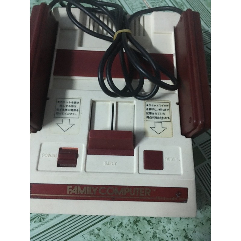 Máy điện tử 4 nút Famicom 1983 xưa