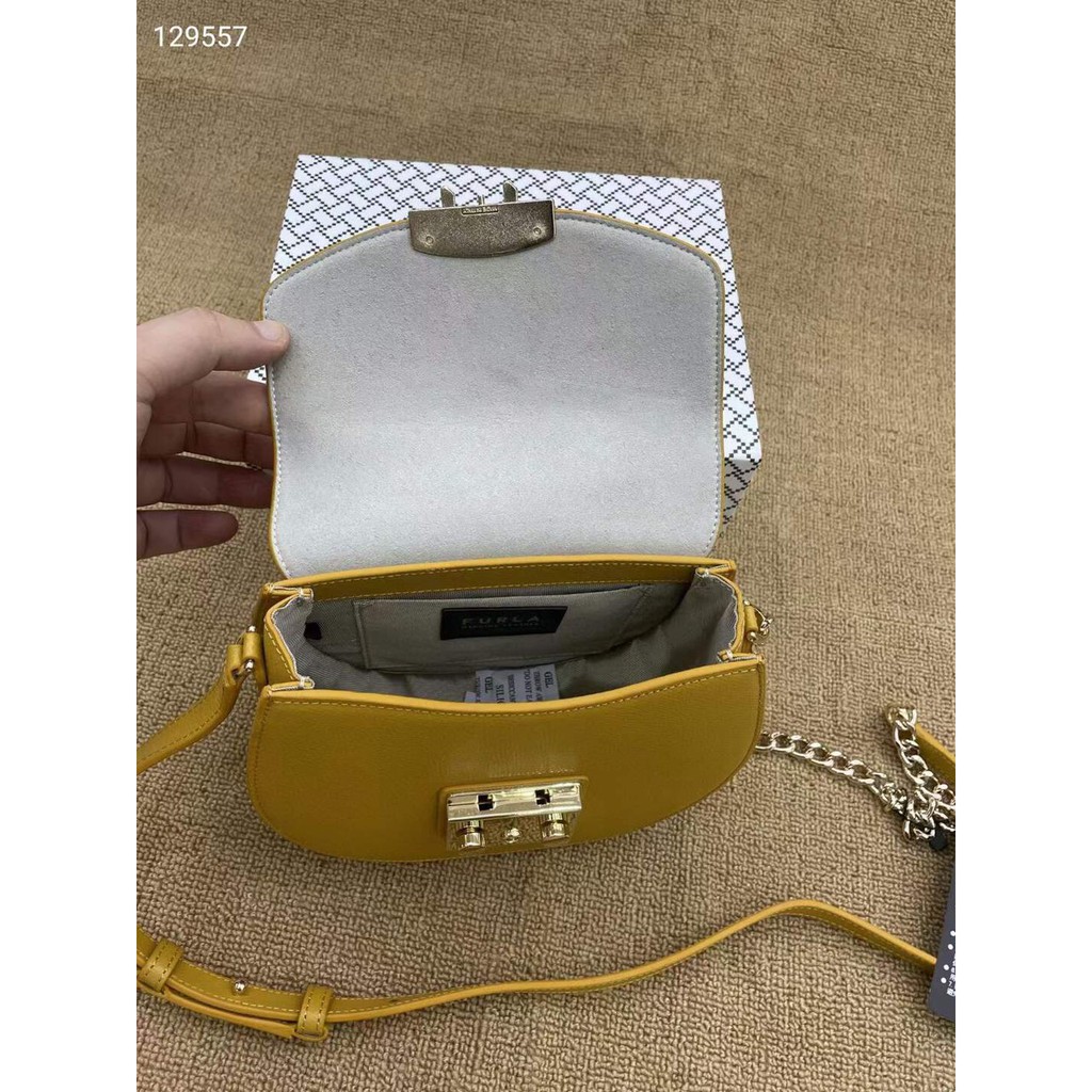 Túi đeo chéo nữ FURLA METROPOLIS Hàng xuất  chi tiết chuẩn, từ đường keo mũi chỉ đến logo khắc đều sắc nét.