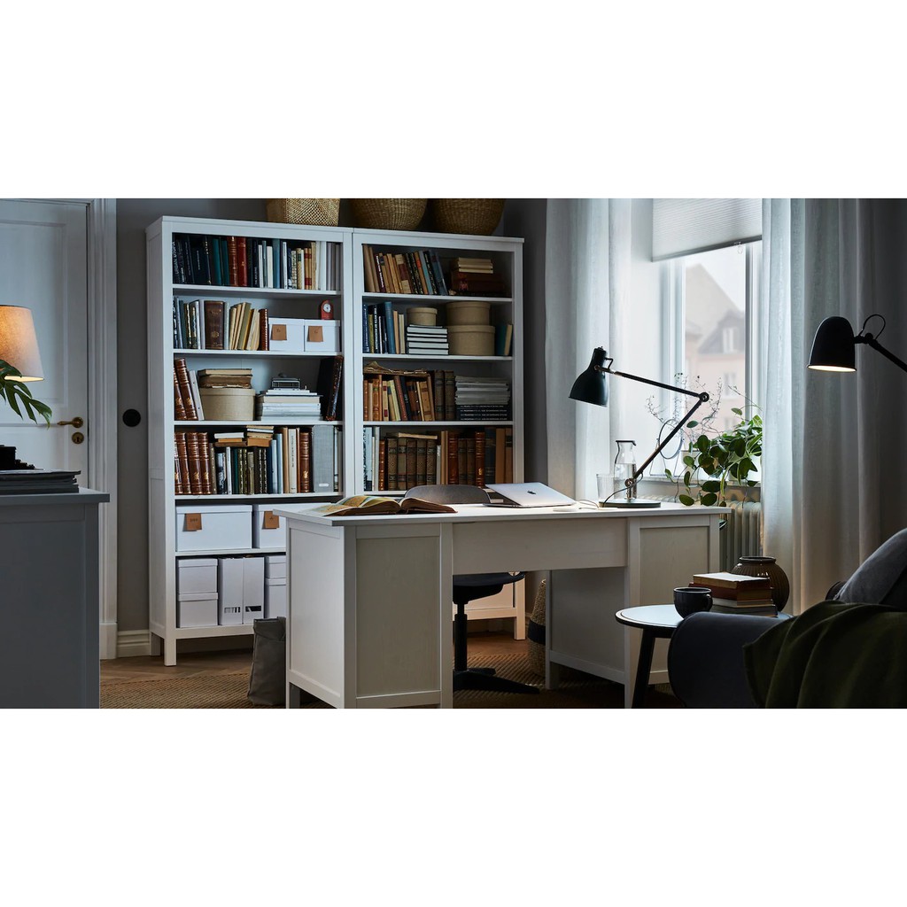 Đèn bàn cao cấp chính hãng IKEA AROD với chất liệu kim loại chắc chắn, thiết kế cao cho bàn làm việc rộng