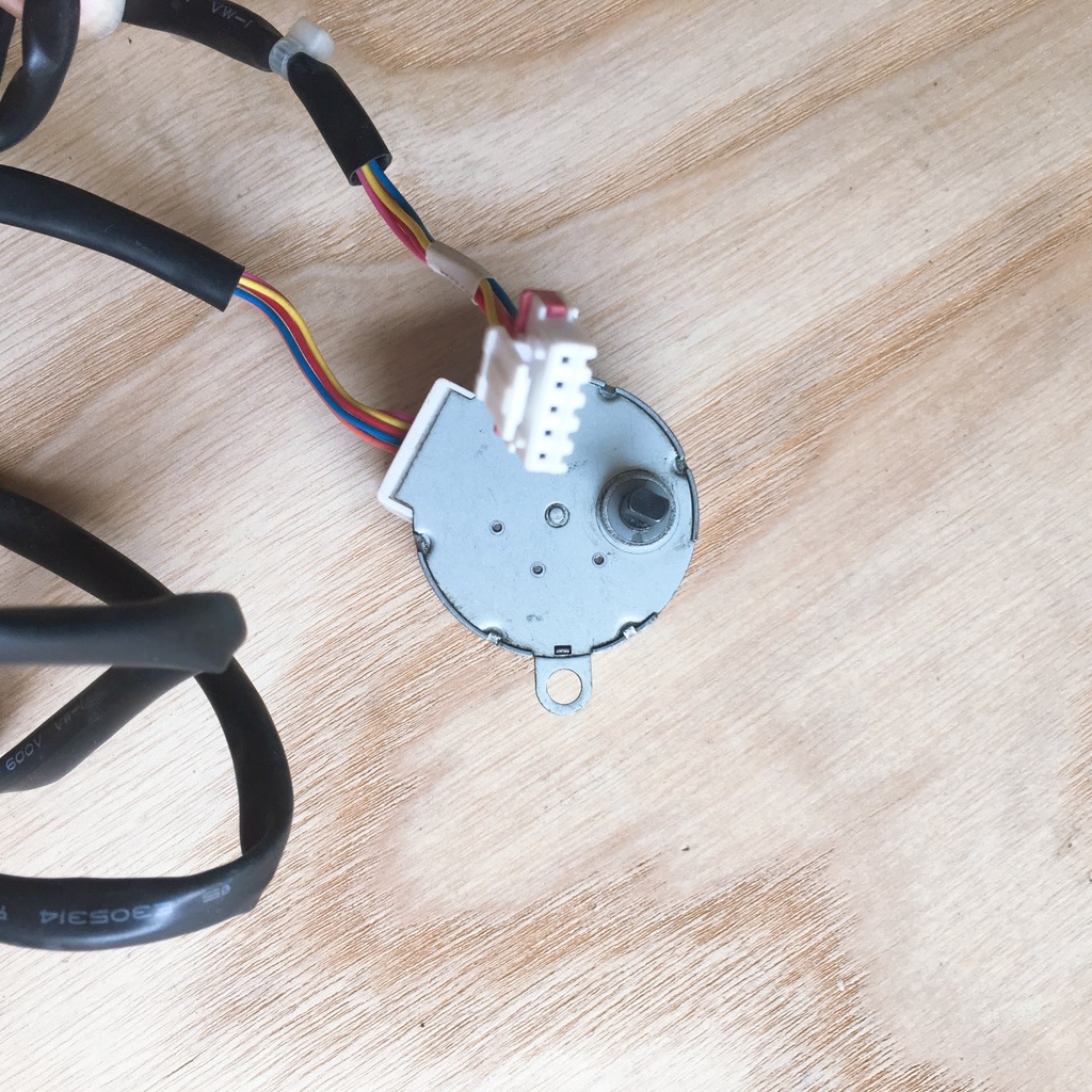 Motor đảo gió máy lạnh Toshiba lớn [ẢNH THẬT] Quạt đảo Toshiba lớn, Motor chậm vẫy gió điều hoà