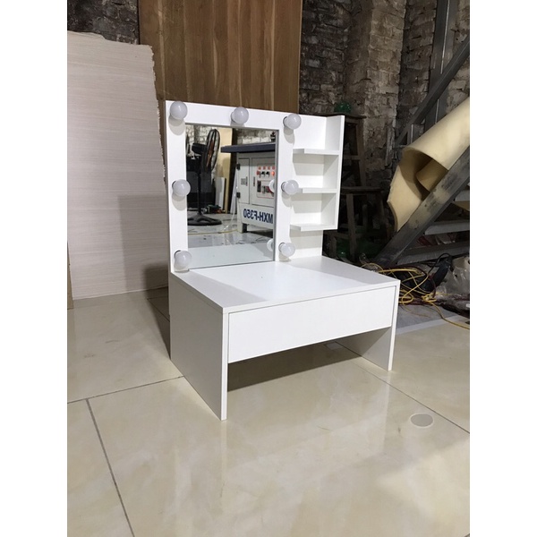 Bàn trang điểm bệt có đèn siêu xinh