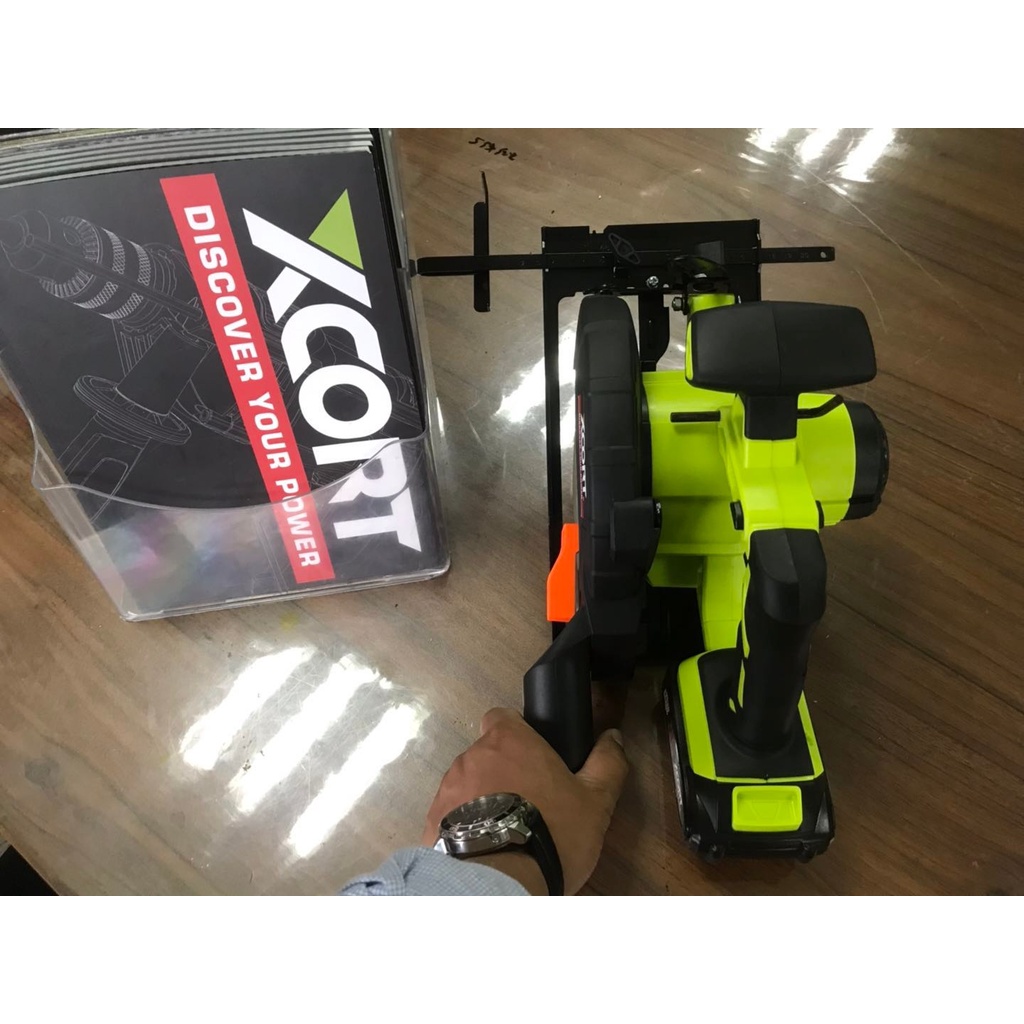 Máy cưa gỗ cầm tay dùng pin 20V MAX XCORT Model XDC21-165 Kèm Túi Và Lưỡi 165mm