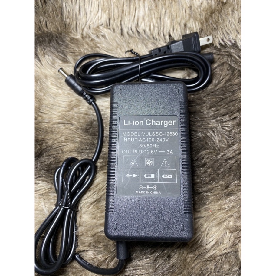 Sạc 3S 12.6V 3A có quạt khuếch tán nhiệt lượng và đèn báo đầy, chuyên sạc pin Macbook Li-ion 10.8V - 12V