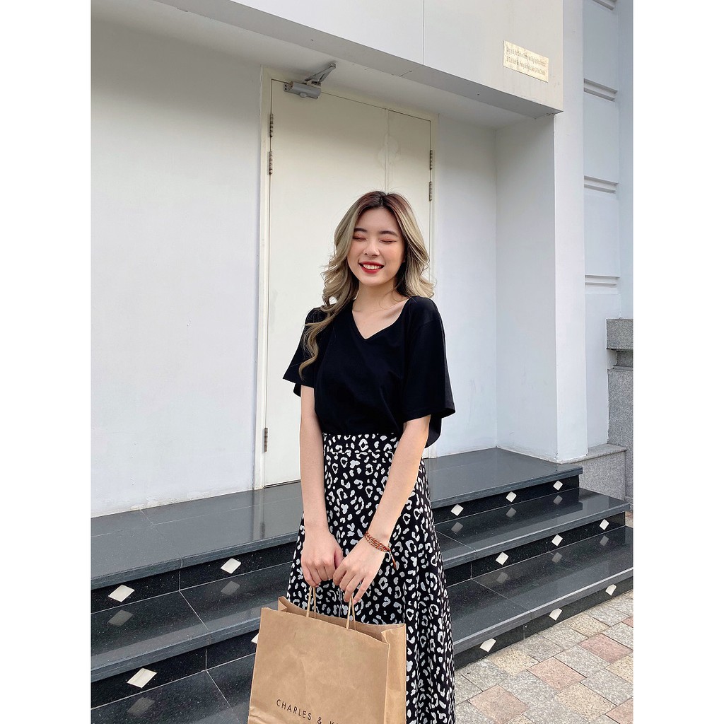 [FOUR6] Áo thun nữ cổ tim trơn ngắn tay cotton đẹp | BigBuy360 - bigbuy360.vn