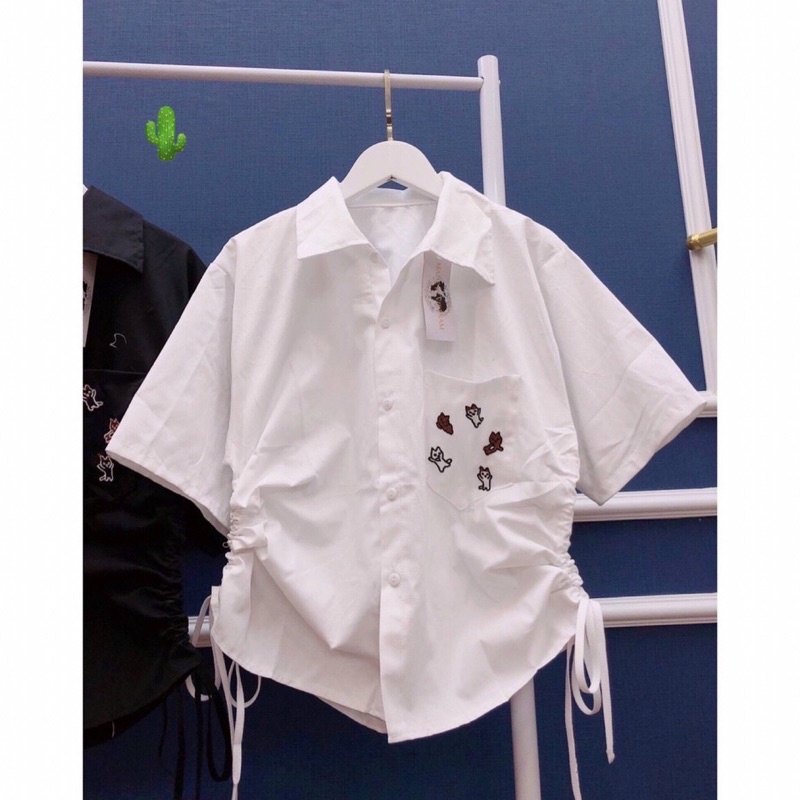 Áo sơ mi croptop rút hai bên , túi hoạ tiết thêu