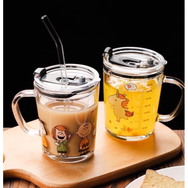 Cốc pha sữa chia vạch bằng thủy tinh có tay cầm, có nắp đậy kèm ống hút tiện dụng (GIAO NGẪU NHIÊN)