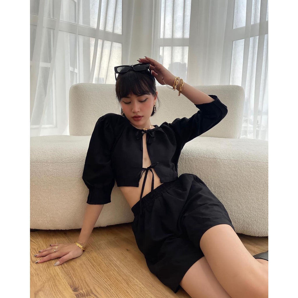 Quần thun kate nổi màu đen, là min - BLACK PATTERNED SHORTS