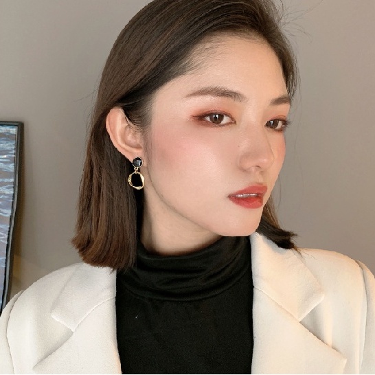 Khuyên tai tròn thiết kế đơn giản cá tính