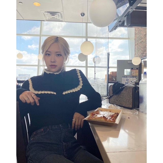 Set áo kiểu viền bèo tiểu thư, quần jeans ống loe giống Rosé BLACKPINK