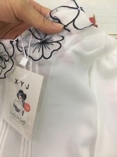 Áo sơ mi xếp ly cổ hoa