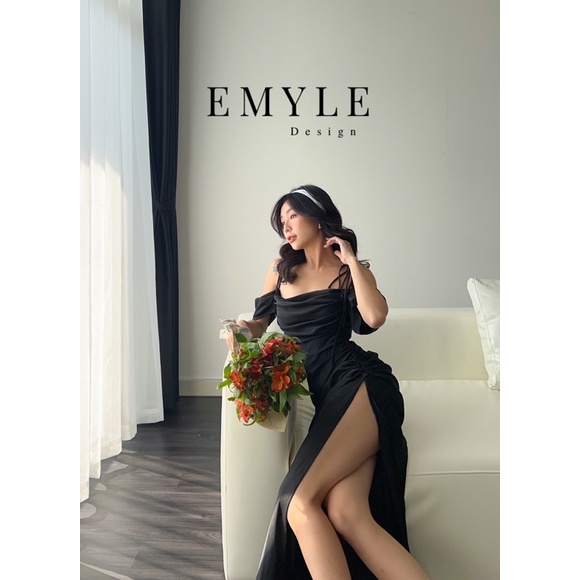 Váy lụa trễ vai