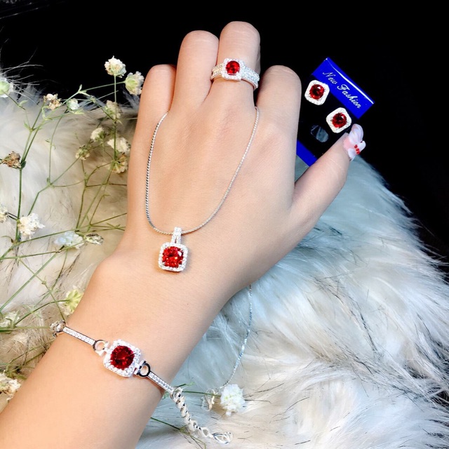 BỘ VUÔNG TRANG SỨC BẠC