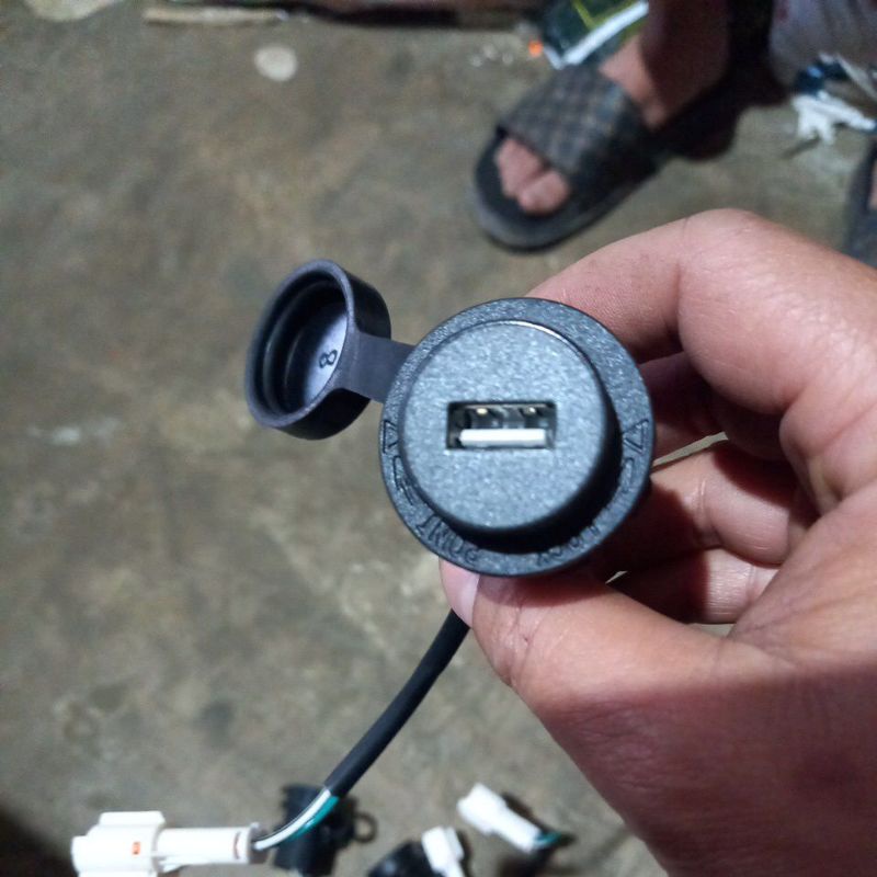 Sạc điện thoại , usb trên xe máy , và oto 12v zin theo xe SYM