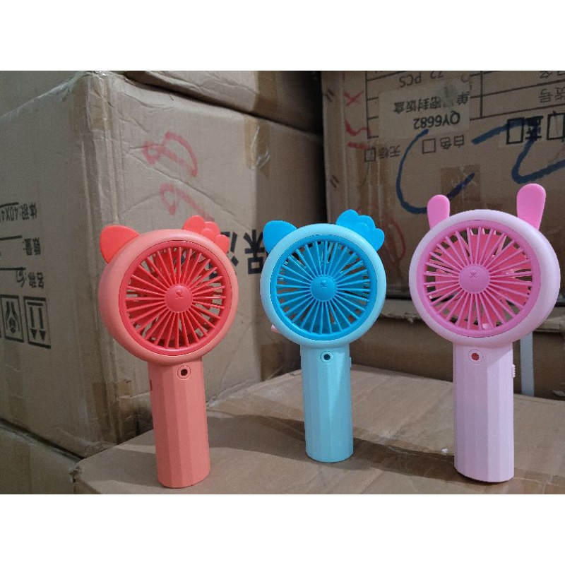 Quạt mini cầm tay phun sương cute, Tích điện siêu mát, Đèn led cá tính.