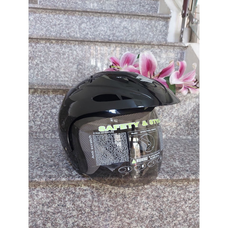Mũ bảo hiểm xe máy suzuki 3/4 LOGO TRẮNG kính khói, chắn nắng an toàn (L;XL)