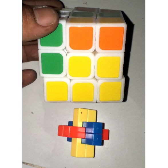 Một cục Rubik 3x3x3 kèm đế trưng bày bằng nhựa xoay rất trơn
