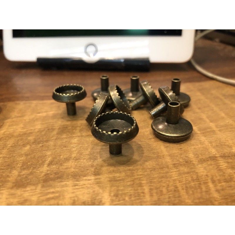 Phiễu đặt nụ xông trầm- tạo khói trầm thác chảy.