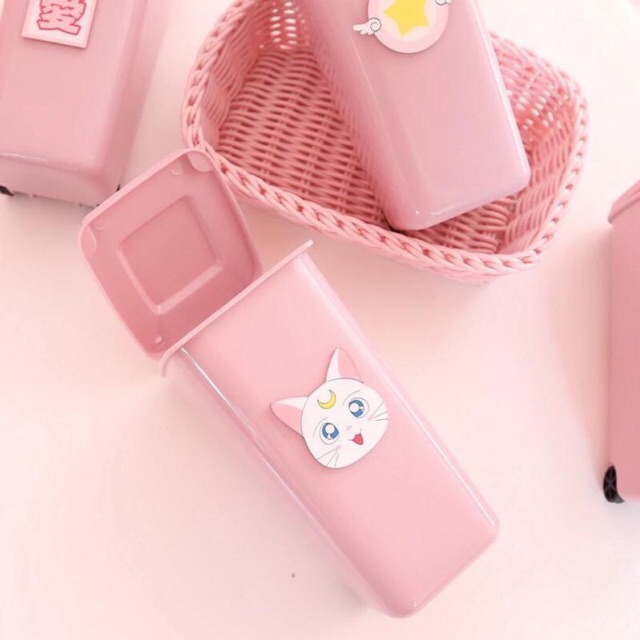 Thùng rác mini để bàn kiêm hộp bút màu hồng có bánh xe và nắp siêu cute dễ thương