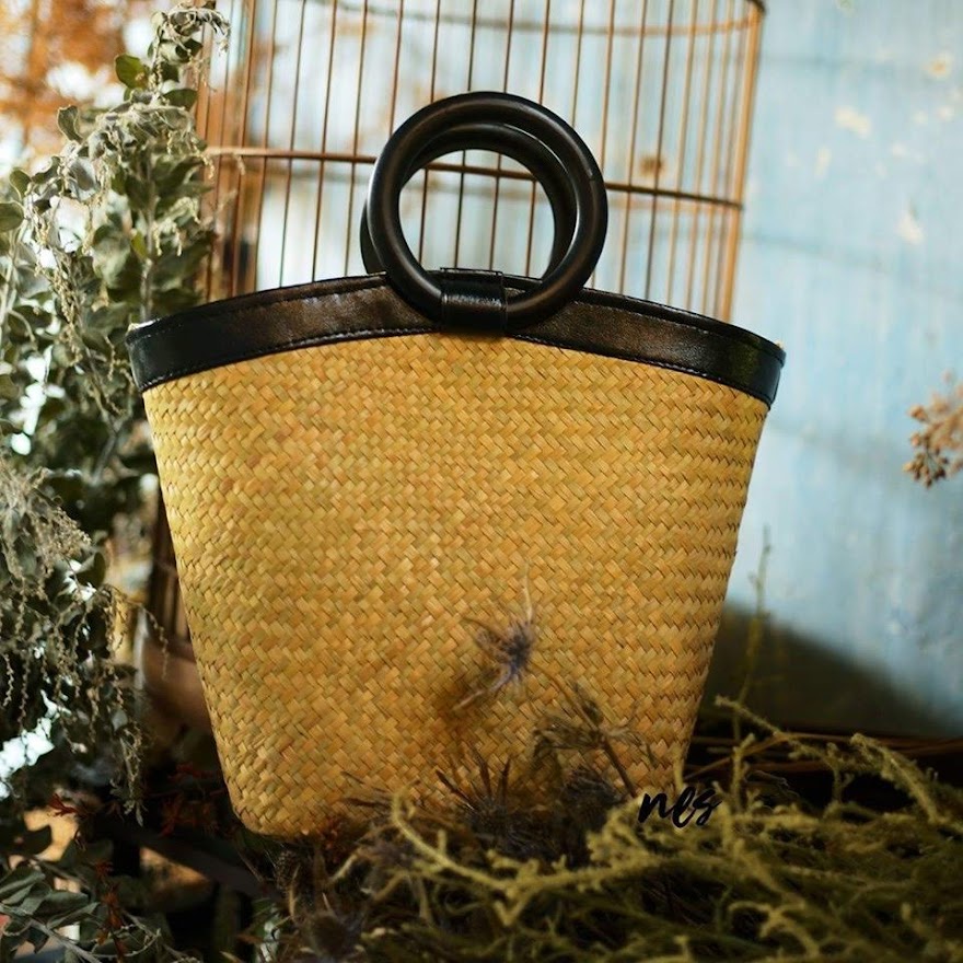Túi cói  viền nẹp da vẽ handmade