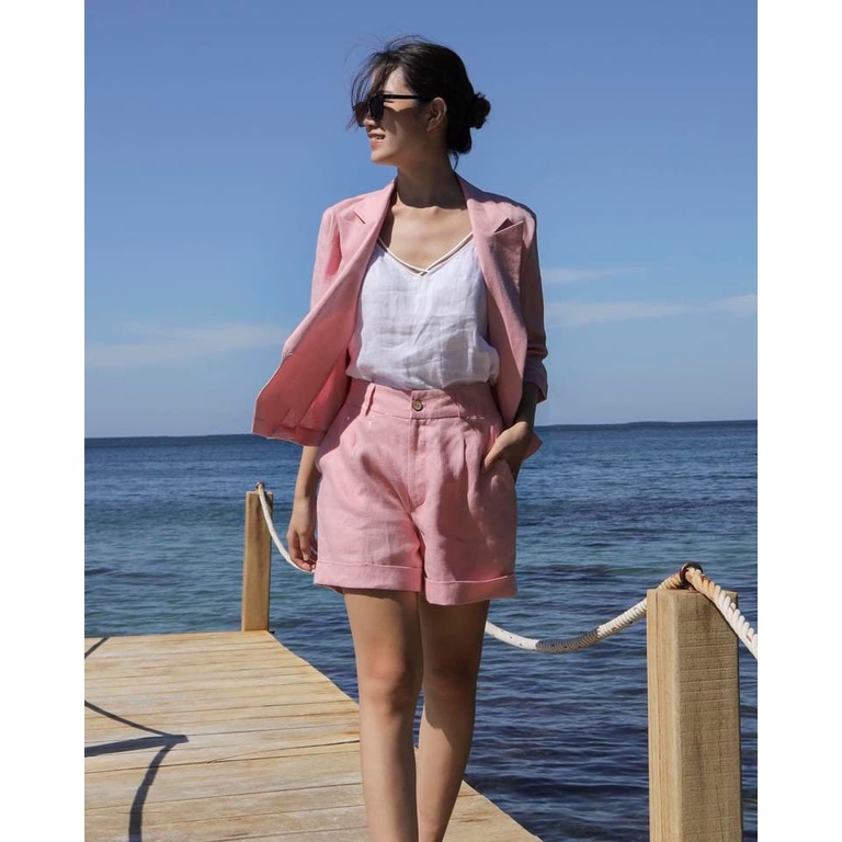 Set bộ Linen 3 món áo blazer dáng lửng túi ngực quần short kèm áo 2 dây trẻ trung - Hồng phấn