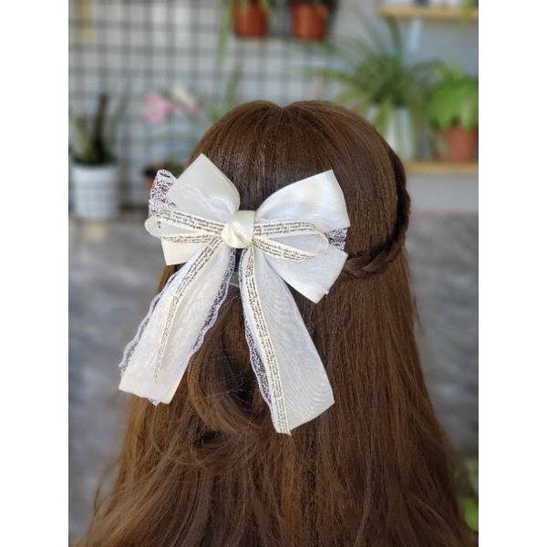 Kẹp tóc nơ ren trắng phối chữ tiểu thư